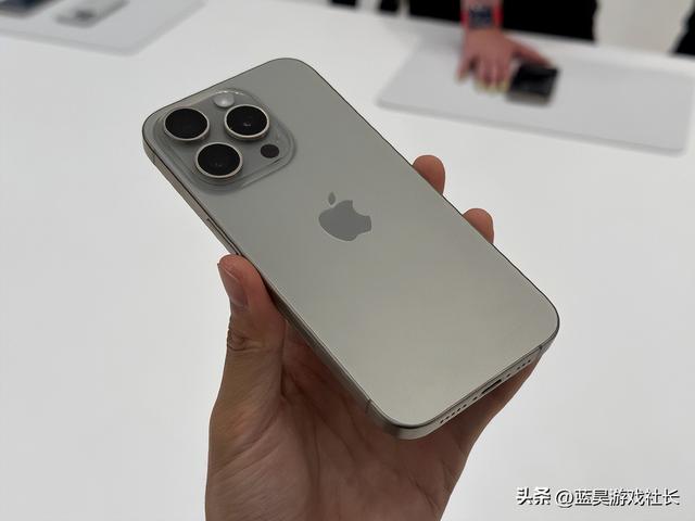 华为Mate60 Pro，换成iPhone15 Pro：我坦诚相告的真心话

我一直以来都是一个真诚的人，所以今天我想说说我的真心话。最近，华为Mate60 Pro 在市场上备受关注和称赞，一直被视为一款出色的智能手机。然而，我必须承认，现在有一个名为iPhone15 Pro 的新款智能手机正引发我的注意。

iPhone一直以来都是一种令人惊叹的创新力量，它总是在技术和设计方面迈出新的步伐，为用户提供最好的体验。我对iPhone15 Pro 的期待并不仅仅是源于它可能拥有的先进技术和功能，更是因为它代表