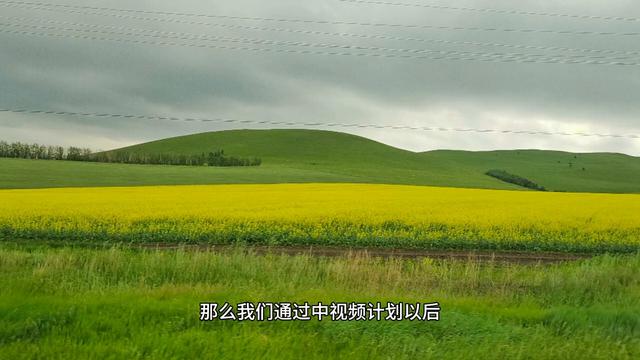 简单方法转换竖屏视频为横屏视频：

1. 使用专业视频编辑软件：下载并安装专业视频编辑软件，如Final Cut Pro、Adobe Premiere Pro等。导入竖屏视频，并调整视频编辑器的画面比例为16:9，将竖屏视频在时间轴上拉伸至横屏比例。可以选择裁剪画面、添加背景等方式适应横屏尺寸。

2. 使用在线视频编辑工具：访问在线视频编辑工具网站，如Kapwing、FlexClip等。导入竖屏视频，选择转换视频方向的选项，通常有“竖转横”或“横转竖”的功能。同时，这些工具还提供裁剪、添加背景、旋转等编