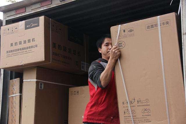 京东快递为何成为快递行业的首选入门职位？网友：他们的工资待遇如何？