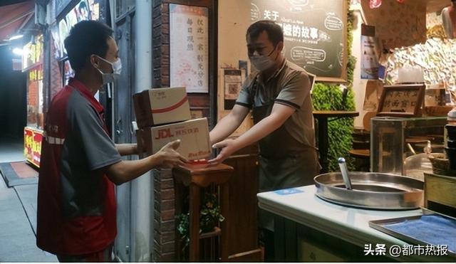 京东11.11高潮期：第一单已于晚8点刚过，陆续由京东快递送货上门