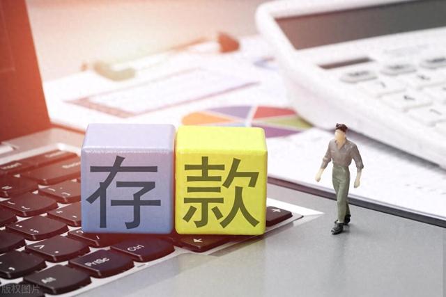应该如何处理10万元，存放在余额宝还是银行定期存款？

这个问题的关键在于个人的财务目标和风险承受能力，以及对投资产品的了解与偏好。下面是一些需要考虑的因素：

1. 风险和收益：余额宝是货币基金，收益相对稳定但不保证，而银行定期存款具有固定收益和较低的风险。

2. 流动性：余额宝可以随时取出资金，而银行的定期存款需要在存款期限结束后才能取出。

3. 利率：银行的定期存款利率相对较低，而余额宝的收益受市场利率影响，可能会有波动。

4. 投资期限：如果您不打算在短期内使用这笔资金，可以考虑选择较长期限