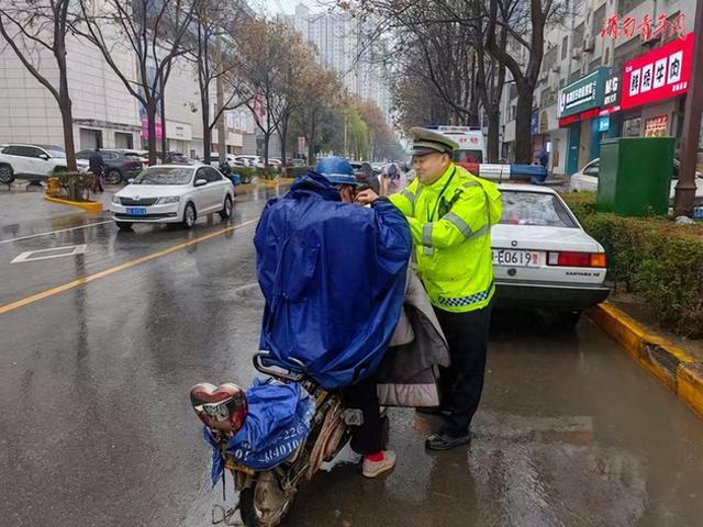 不戴头盔骑行，风驰电掣香不香！发朋友圈集10个赞就可以放飞自我！